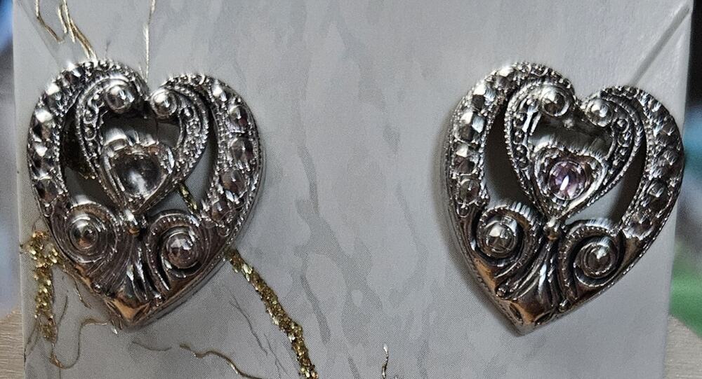 Vtg 1994 Avon Silver Tone Light Amethyst Crystal HEART Pieced Earring (6764)